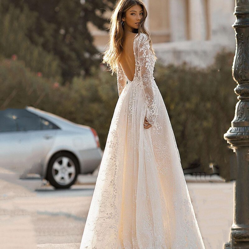 Vestido de novia con mangas y escote pico pronunciado, sin espalda. encaje floral 3d