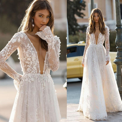 Vestido de novia con mangas y escote pico pronunciado, sin espalda. encaje floral 3d